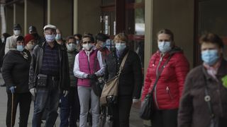 VIDEO. Febra Sărbătorilor Pascale a făcut ca mii de rom&acirc;ni să iasă la cumpărături. Cozi kilometrice de oameni la Piaţa Obor din Capitală