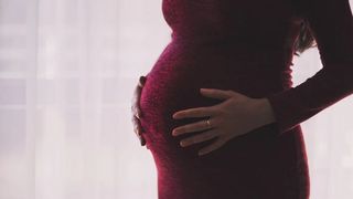 Şase mame vindecate &icirc;n urma infectării cu coronavirus au fost aplaudate de medici la externarea din maternitate. Bebeluşii lor au rămas &icirc;n spital