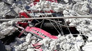 Cei doi muncitori prinşi sub moloz după ce un turn s-a prăbuşit &icirc;n Exploatarea Minieră Uricani sunt căutaţi cu camere cu termoviziune şi trei c&acirc;ini 