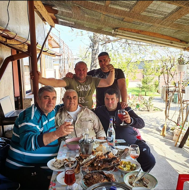 Primarul unei comune din Giurgiu încalcă legea în plină pandemie. Edilul nu poate respecta distanțarea socială