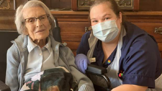 O britanică &icirc;n v&acirc;rstă de 106 ani, Connie Titchen, se vindecă de covid-19 şi creşte moralul ţării 