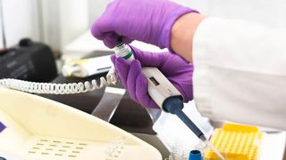 Marea Britanie rămâne în izolare cel puţin încă trei săptămâni, anunţă Guvernul