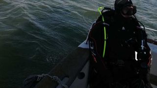 Barcă cu migranţi, răsturnată &icirc;n Dunăre. Scafandrii au pornit căutările