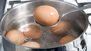 C&acirc;t se fierb ouăle