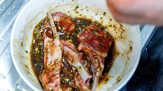 Marinadă pentru miel pentru o friptură fragedă și extrem de gustoasă. Iată secretul!