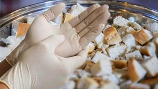 VIDEO| P&acirc;inea sf&acirc;ntă, &icirc;mpărțită cu mănuși