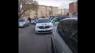 Poliţişti atacaţi cu pietre  &icirc;n Hunedoara