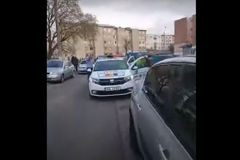 Poliţişti atacaţi cu pietre  în Hunedoara