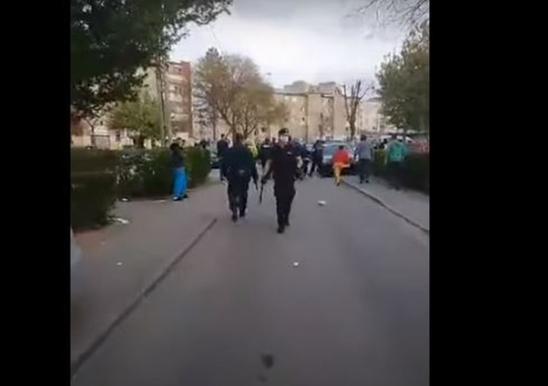 Poliţişti atacaţi cu pietre  în Hunedoara