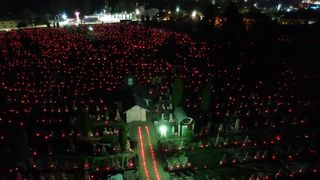 Cimiterele din Râmnicu Vâlcea au fost luminate în noaptea de Înviere. 18.000 de candele au fost aprinse de voluntari 