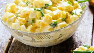 Salată de ouă. Transformă într-un preparat delicios ouăle rămase de la Paște. Rețeta simplă