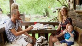 VIDEO| Povestea fabuloasă a cuplului de olandezi care trăiesc visul românesc, într-un sat uitat de lume de pe Valea Arieşului