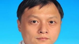 Transformare șocantă! Doi medici din Wuhan care au fost la un pas de moarte din cauza coronavurusului s-au trezit cu pielea total închisă la culoare