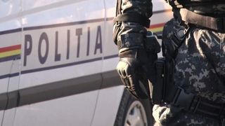 Scene desprinse din filmele de acțiune: un bărbat este împușcat de polițiști în plină stradă, după ce i-a atacat cu un cuțit