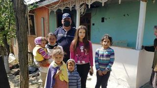 Vrancea: Şase copii, cu v&acirc;rste &icirc;ntre 3 luni şi 8 ani, salvaţi de poliţişti şi pompieri voluntari dintr-o locuinţă &icirc;n care izbucnise un incendiu