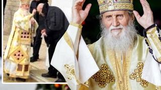 Arhiepiscopul Pimen a slujit chiar și cu o zi înainte să fie confirmat cu coronavirus! Imagini în care miruia enoriașii în curtea mănăstirii