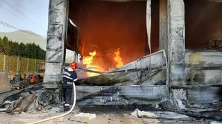 Maramureş: Incendiu cu mari degajări de fum la un depozit de vopseluri şi materiale de construcţii