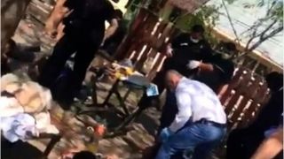  Un tânăr culcat la pământ este lovit în repetate rânduri de autorități/Șeful IPJ Giurgiu, demis