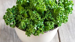 Salata creață a apărut și la noi în piețe. Mulți o consumă fără să știe ce se întâmplă în organism când o consumi