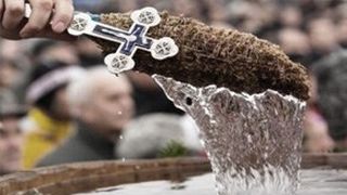 VIDEO| Agheasma s-a împărțit chiar și în trafic, de Izvorul Tămăduirii