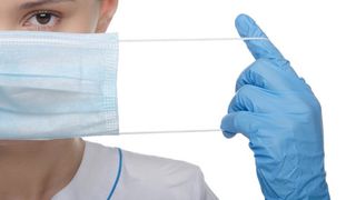 Masca de protecție. Cum și c&acirc;nd trebuie purtată, de fapt, pentru a vă proteja 100%