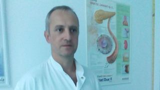 Chirurgul infectat cu COVID-19 care a refuzat testarea şi a luat contact cu sute de persoane îi amenința pe pacienții iresponsabili: „Ar trebui să plătească intervenţiile cauzate de agravarea bolii“