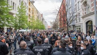 Ciocniri între poliție și protestatari în Germania. „Îmi vreau viaţa de dinainte”