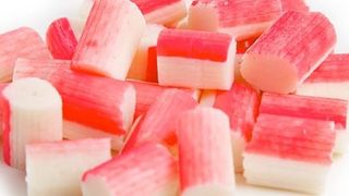 Surimi. Ce este, de fapt, acest produs pe care &icirc;l găsim la raionul de fructe de mare din supermarketuri. Din ce e făcut