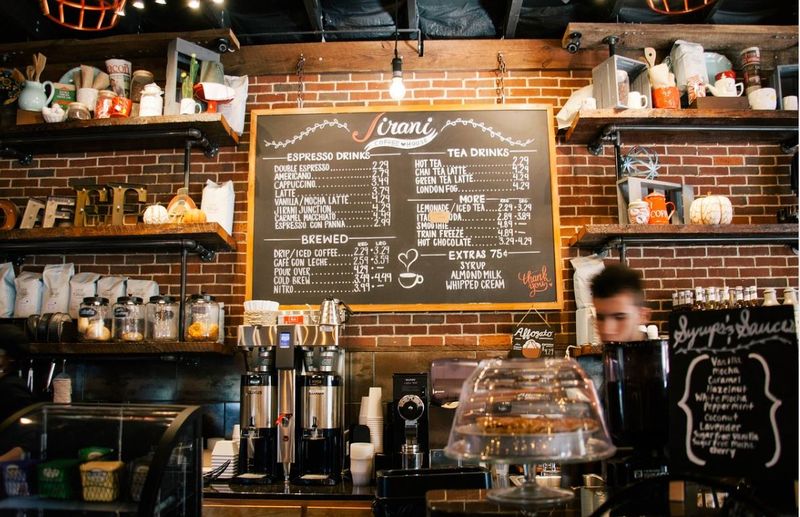 Restaurantele şi centrele comerciale vor fi redeschise în Serbia