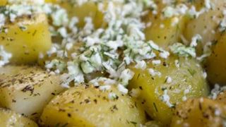 Cartofi noi la cuptor cu mărar. Adaugă brânză rasă! Rețeta pe care o va iubi toată familia