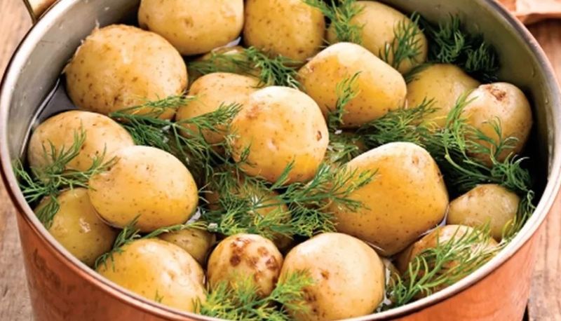 Cartofi noi la cuptor