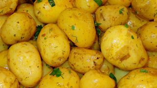 Cartofi noi la cuptor