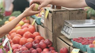 &Icirc;n plină de pandemie covid-19, sute de piețe se deschid &icirc;n urma manifestațiilor