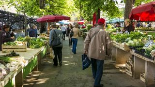 În plină de pandemie covid-19, sute de piețe se deschid în urma manifestațiilor