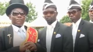 Groparii din Ghana le transmit un mesaj oamenilor pentru a sta în case: „Stați acasă sau dansați cu noi!”