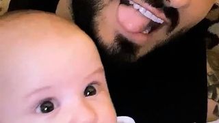 Jador de la „Puterea Dragostei” și un bebeluș. Misterul din spatele acestei fotografii