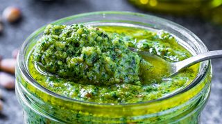 Pesto de leurdă. Unul dintre cele mai savuroase sosuri. Ingredientul secret!