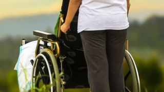 Noi măsuri de protecţie socială, aprobate de Guvern – Sunt vizate persoanele care primesc indemnizaţie pentru îngrijirea copilului cu dizabilităţi