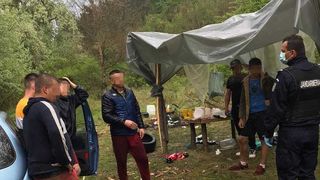 Şase tineri au făcut grătar pe malul râului Mureş. Trei dintre ei îşi montaseră corturile în zonă, fiind amendaţi