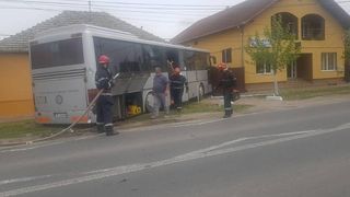 Timiş: Accident rutier cu peste 20 de persoane implicate. Un autobuz a intrat &icirc;ntr-o casă