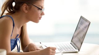 Federaţia Sindicatelor Libere din Învăţământ: Cerem preşedintelui să promulge legea prin care cadrele didactice pot fi ajutate să desfăşoare lecţii on-line