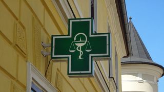 Bărbat din Galaţi, arestat preventiv după ce a furat din şapte farmacii