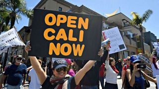 Proteste și manifestații de ultim moment &icirc;n California. Oamenii cer relaxarea restricţiilor pe timp de pandemie