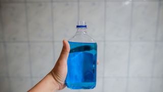 Doi cetăţeni străini, arestaţi după ce ar fi pus în vânzare spirtul care a ucis 10 români