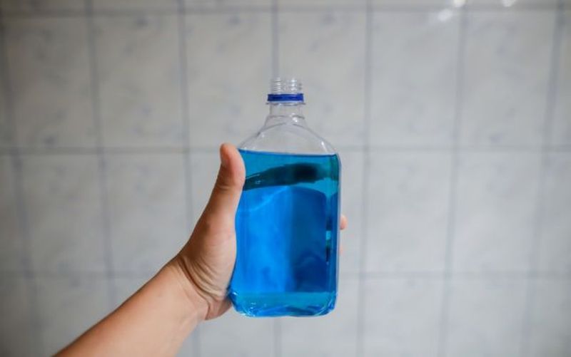 Doi cetăţeni străini, arestaţi după ce ar fi pus în vânzare spirtul care a ucis 10 români