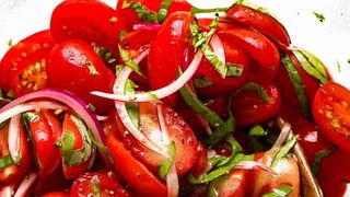 Salata de roșii. Ingredientul secret care o face cu adevărat savuroasă