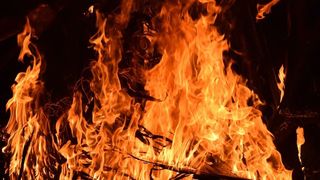 Devastat de durere după ce i-a ars casa de patru ori în două săptămâni