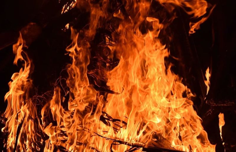 Devastat de durere după ce i-a ars casa de patru ori în două săptămâni