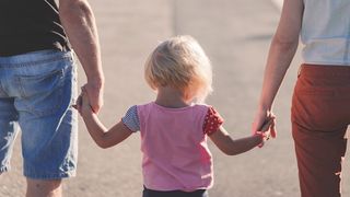 Parlamentul a adoptat legea care le permite părinților să &icirc;și ia zile libere p&acirc;nă la &icirc;ncheierea anului școlar