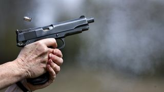 O femeie a &icirc;mpușcat trei angajați, supărată că nu poate comanda fast-food